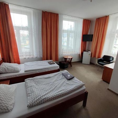 Hotel Stary Ratusz Kostomloty Exterior photo