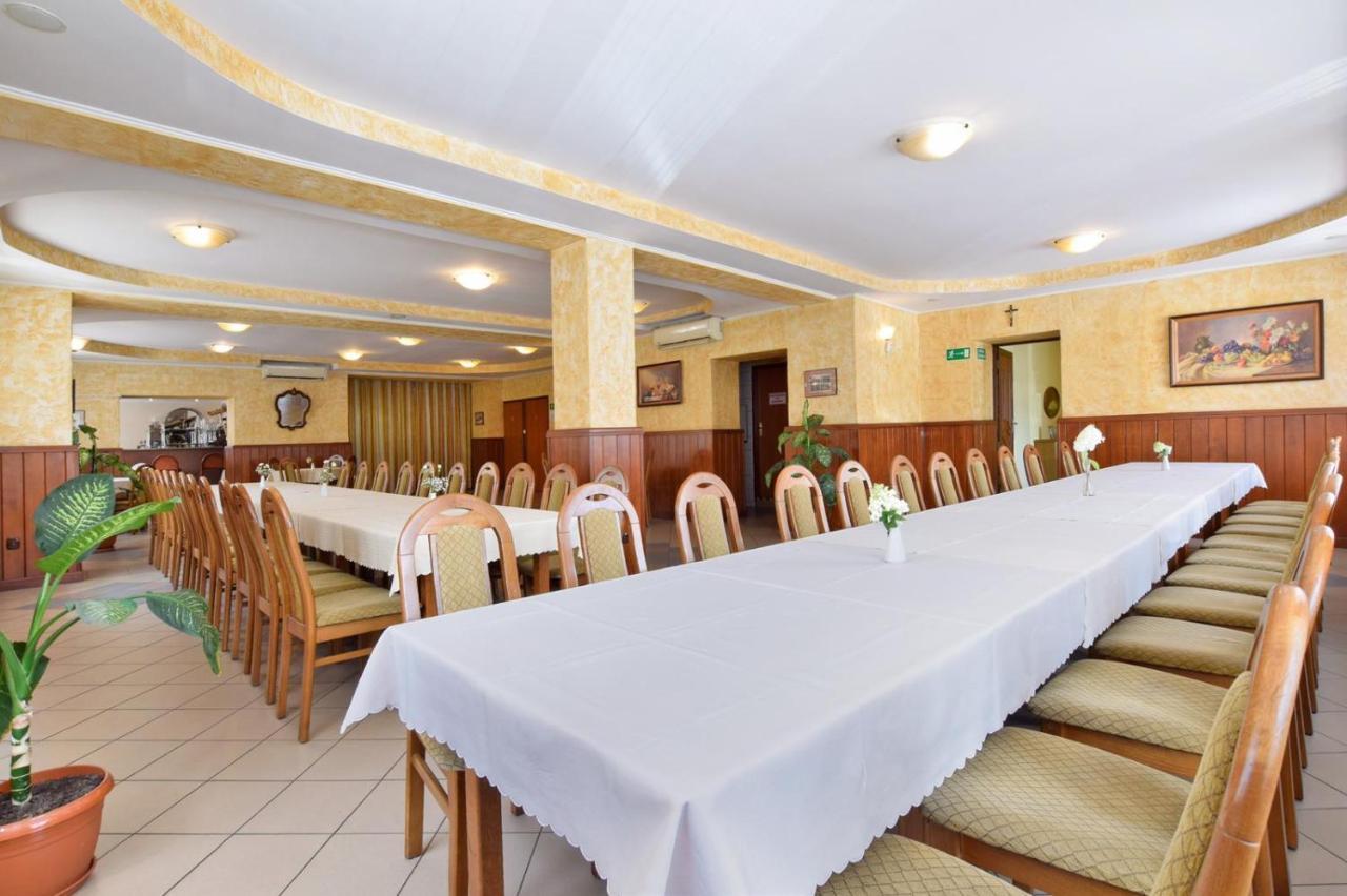 Hotel Stary Ratusz Kostomloty Exterior photo