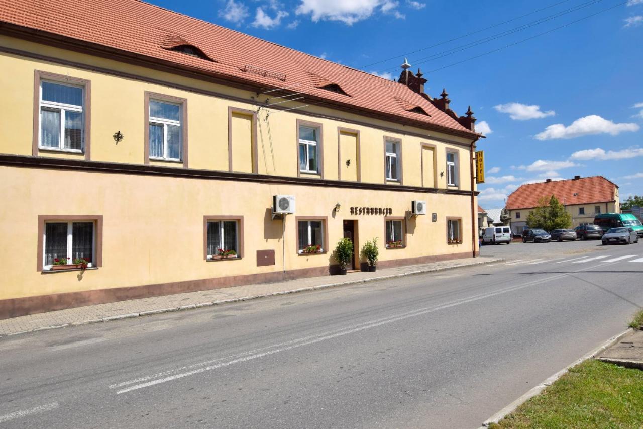 Hotel Stary Ratusz Kostomloty Exterior photo