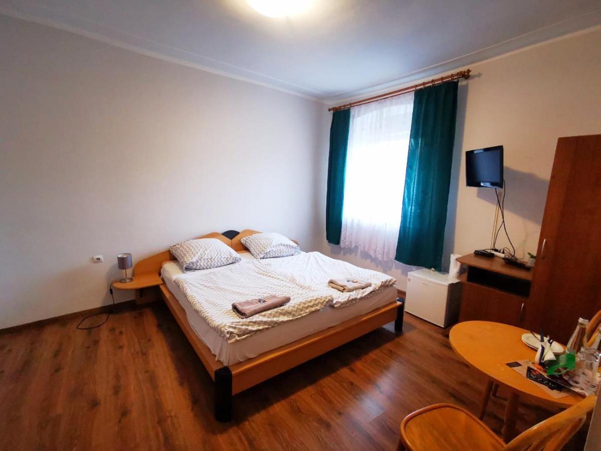 Hotel Stary Ratusz Kostomloty Exterior photo
