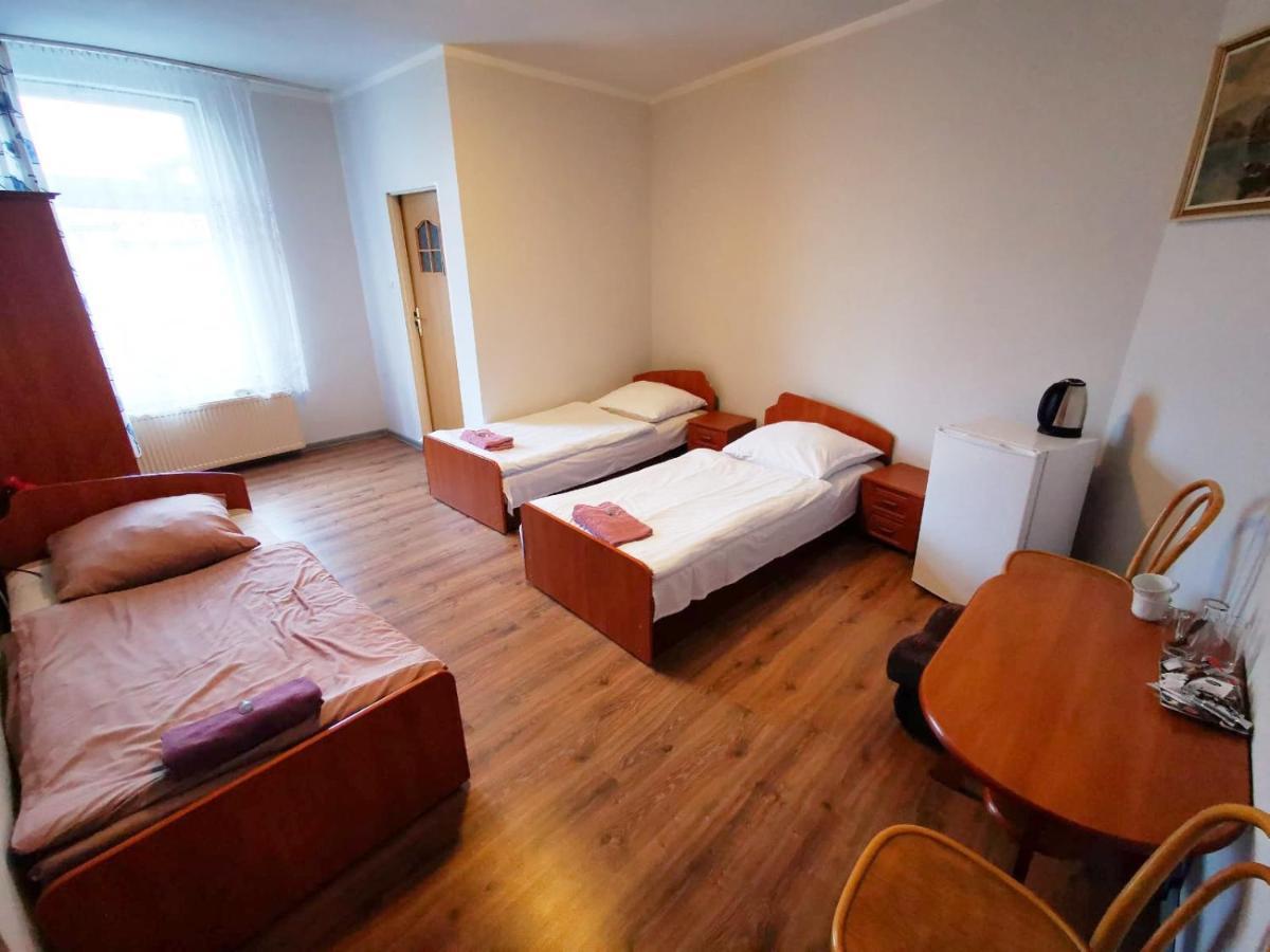 Hotel Stary Ratusz Kostomloty Exterior photo