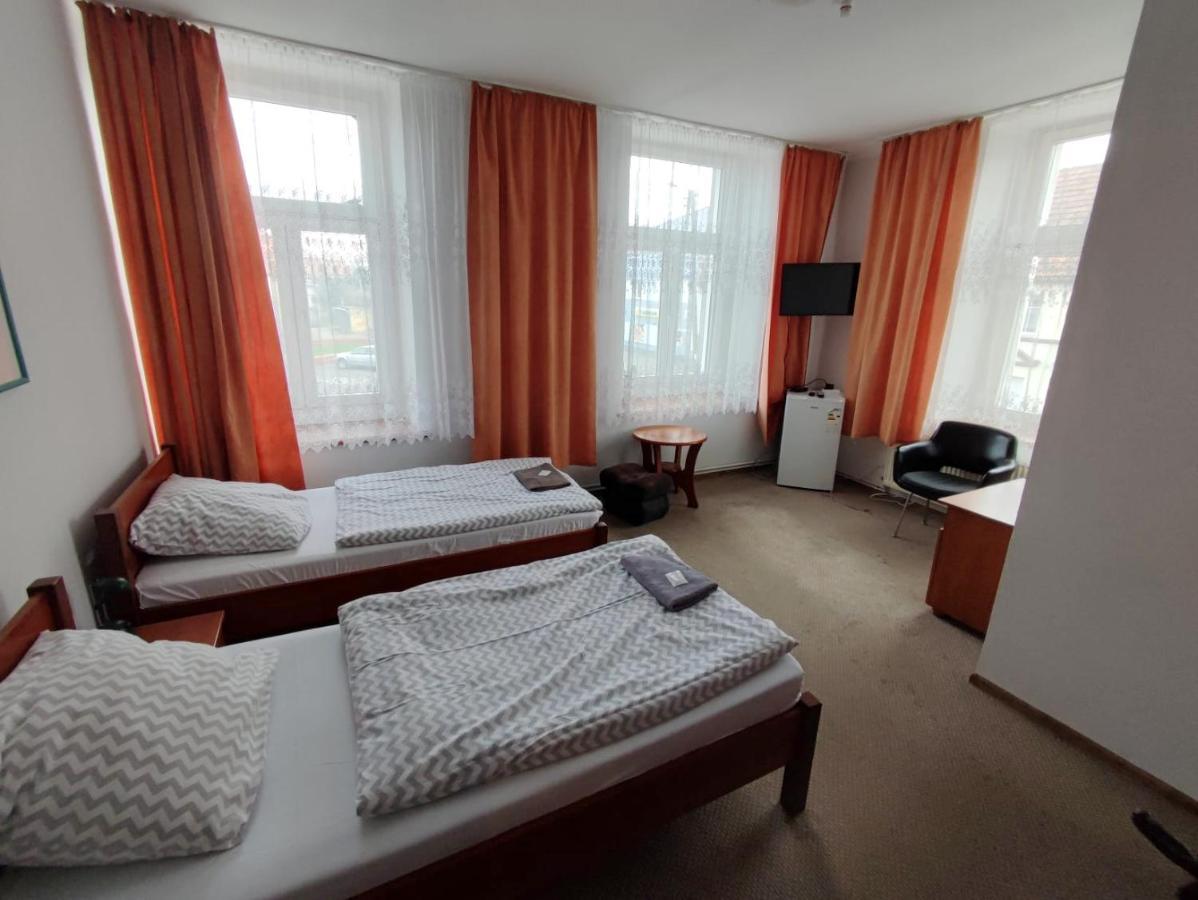 Hotel Stary Ratusz Kostomloty Exterior photo
